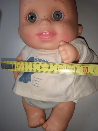 Muñeca bebé con pecas y camiseta