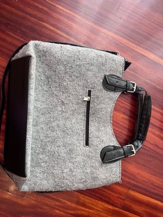 Bolso gris con gatito negro