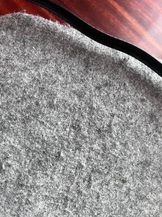 Bolso gris con gatito negro