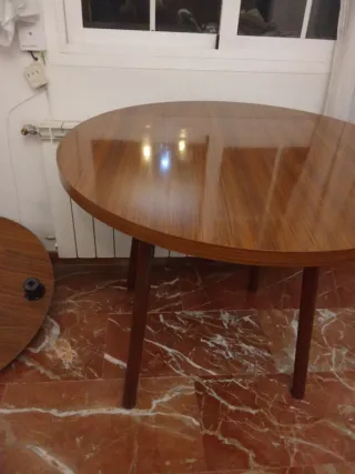 Mesa redonda de madera para caldero o central..