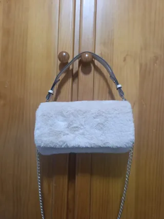 Bolso de pelo beige y blanco