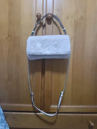 Bolso de pelo beige y blanco