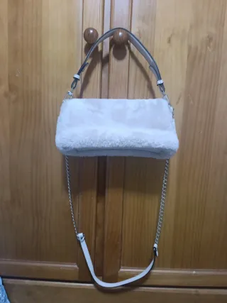 Bolso de pelo beige y blanco