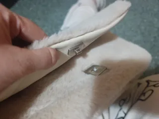 Bolso de pelo beige y blanco