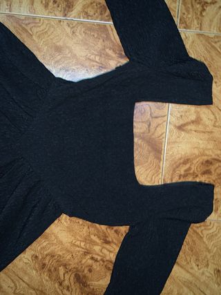 Vestido negro de ZARA escote cuadrado manga larga