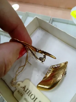 Orecchini Airoldi con strass dorati