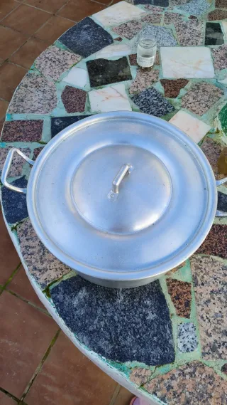 Olla grande de aluminio