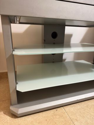 Mesa auxiliar gris con baldas de cristal