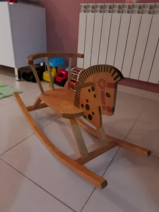 Caballito de madera para niños