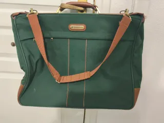 Maletas de viaje verdes y marrones