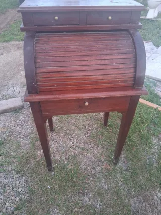 Escritorio de madera con persiana