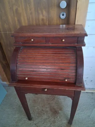 Escritorio de madera con persiana