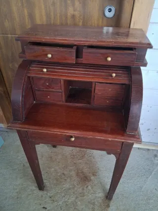 Escritorio de madera con persiana