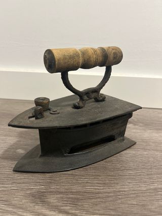 Plancha antigua de hierro con mango de madera