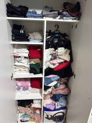 Armario blanco con tiradores