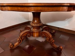 Mesa auxiliar de madera con diseño