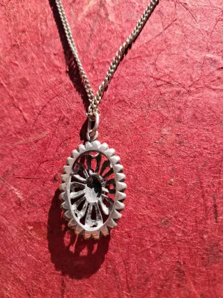 Colgante Retro Oval plateado con cadena.