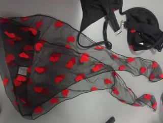 Conjunto bikini negro con corazones rojos