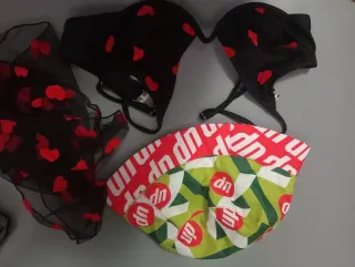Conjunto bikini negro con corazones rojos
