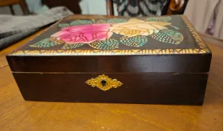 CAJA antigua, madera. DECORADA. Joyero. Costurero