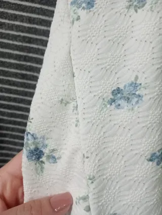 Blusa floral blanca y azul