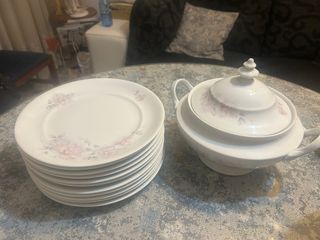 Vajilla de porcelana con flores