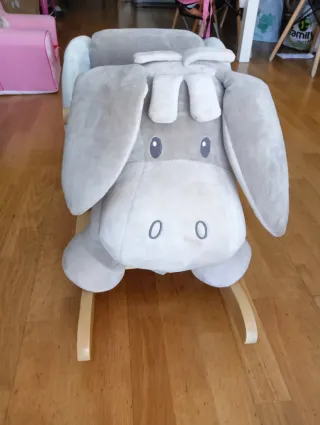 Caballito balancín de peluche gris