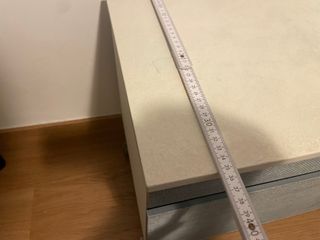 Mueble bajo con ruedas beige y gris