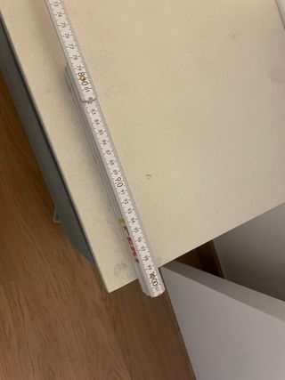 Mueble bajo con ruedas beige y gris