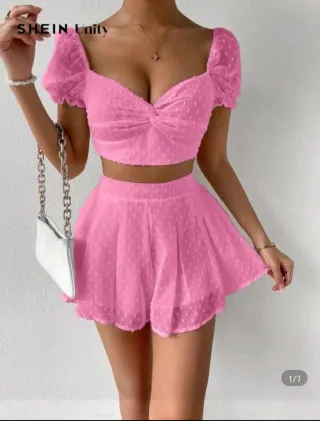 Conjunto rosa crop top y falda. Nuevo a estrenar