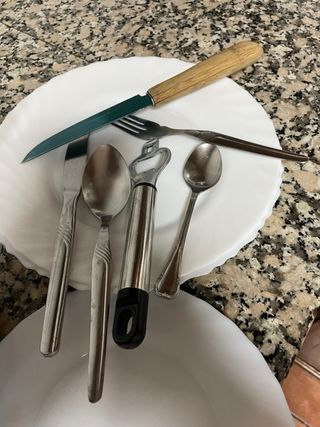 Piatti, bicchieri, posate, ciotole, pentole, ecc. Pv/Un