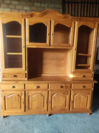 Mueble de comedor de madera y cristal