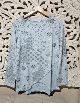 Camiseta azul estampada floral