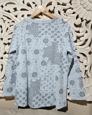 Camiseta azul estampada floral