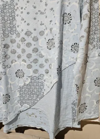 Camiseta azul estampada floral