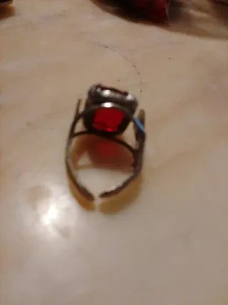 Anillo Antiguo con Piedra Roja