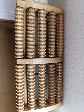 Massageador de pés de madeira