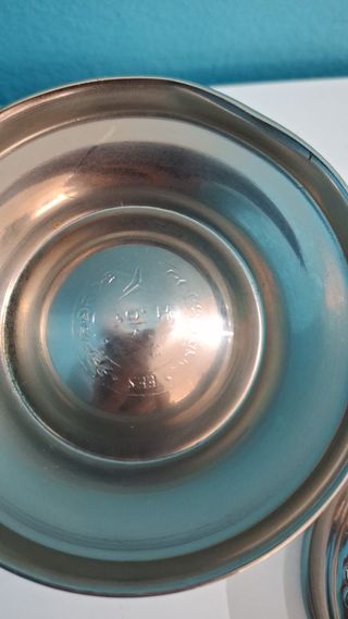 Bombonera antigua de metal con tapa