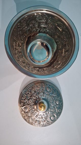 Bombonera antigua de metal con tapa