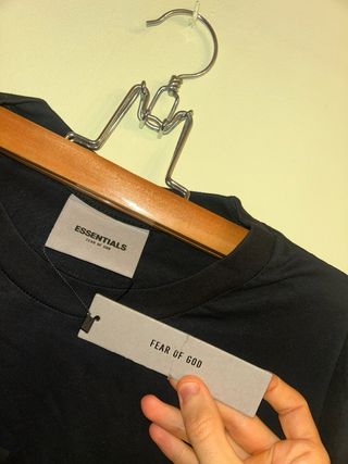 Camiseta Essentials Negra Talla M con etiqueta