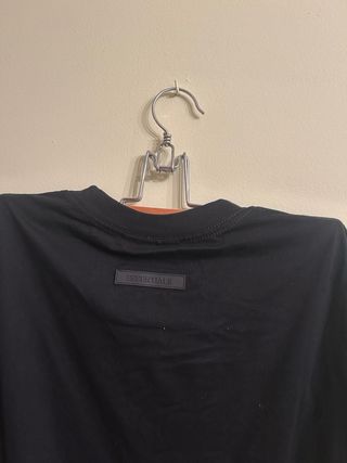 Camiseta Essentials Negra Talla M con etiqueta
