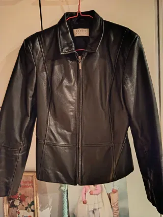 Cazadora de cuero negra