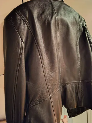 Cazadora de cuero negra