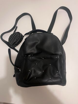 Mochila Zara negra con tachuelas