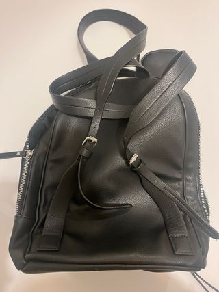 Mochila Zara negra con tachuelas