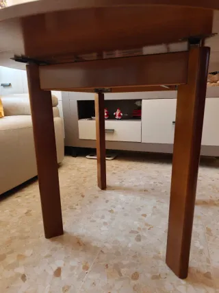 Mesa de comedor de madera aglomerada y cristal