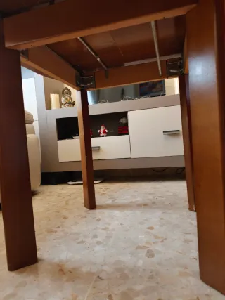 Mesa de comedor de madera aglomerada y cristal