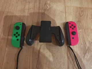 Mando Nintendo Switch Joy-Con Verde y Rojo y grip.