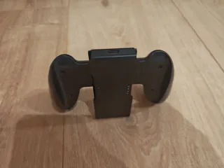 Mando Nintendo Switch Joy-Con Verde y Rojo y grip.