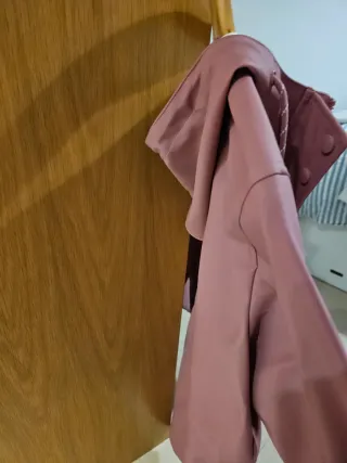 Chubasquero rosa empolvado